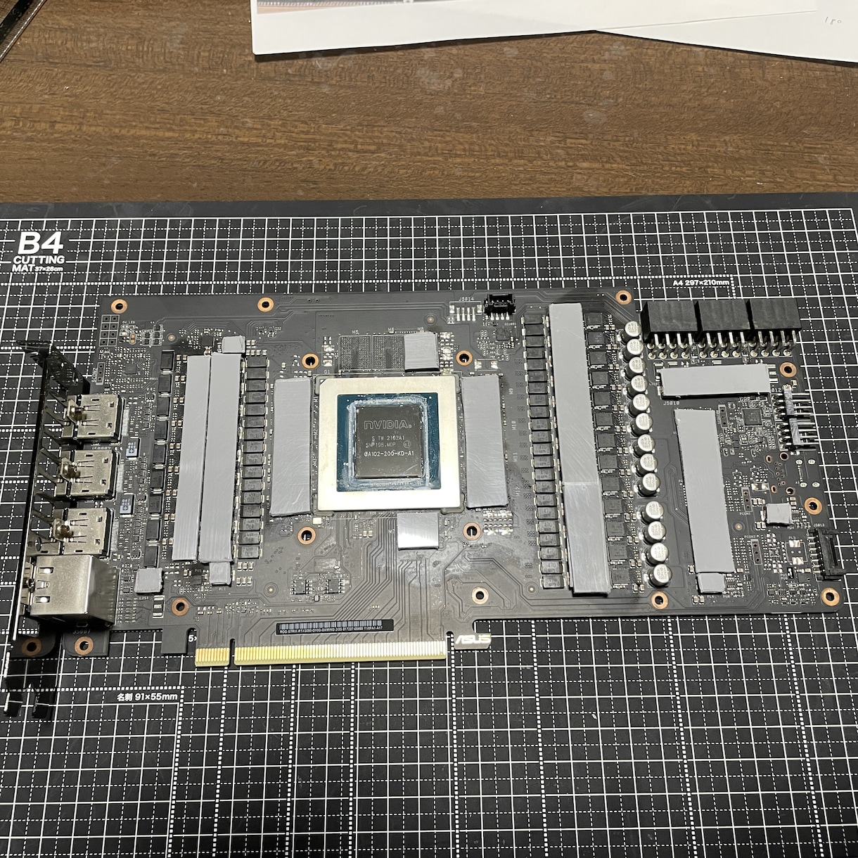 グラボ グリス.サーマルパッド交換します 温度が気になるグラボのメンテナンス作業を行います。 イメージ3