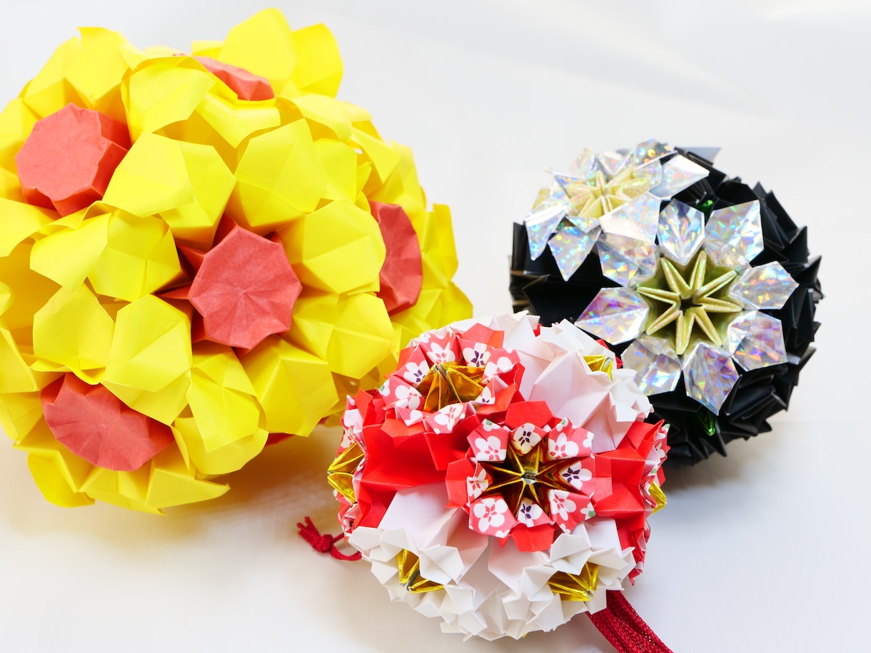 花のくす玉（折り紙）を制作します インテリア、お祝いごと、プレゼントにいかがですか？ イメージ1