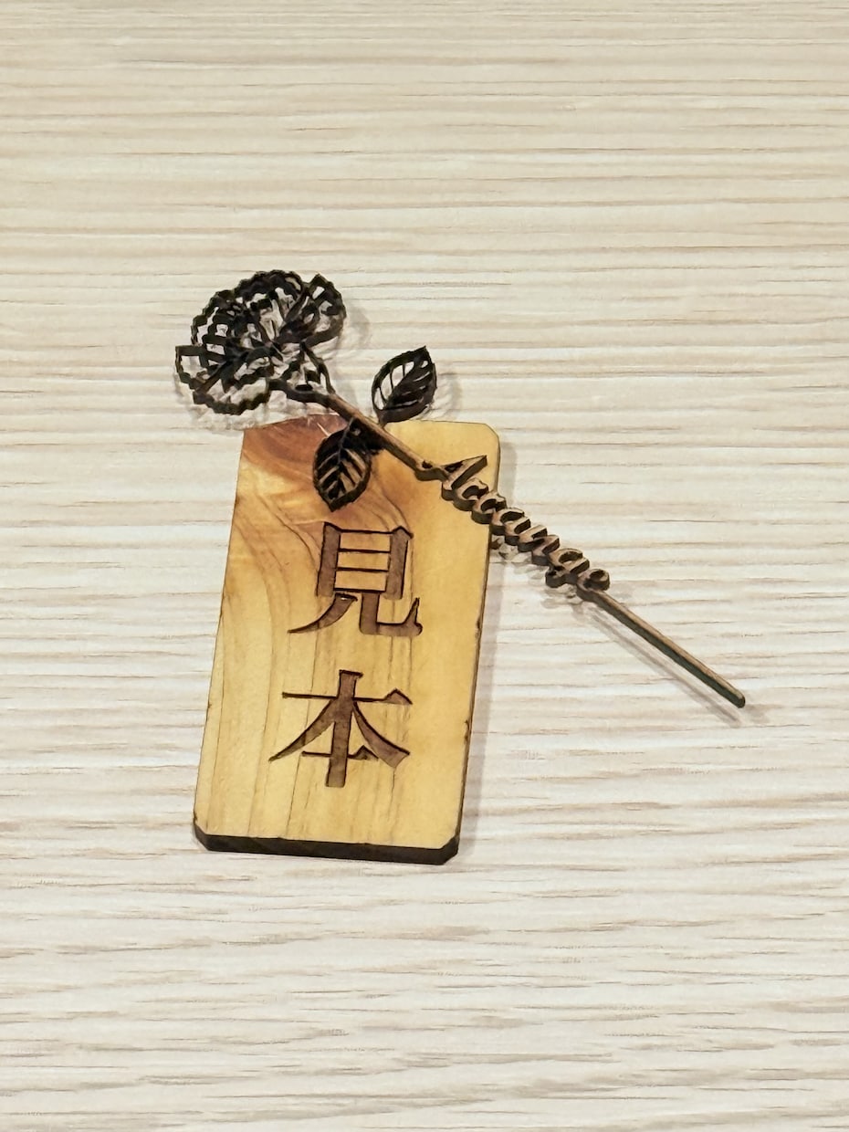 結婚式のオーダーメイド席札制作ます 木やアクリルで世界に一つの名入れ席札 イメージ3