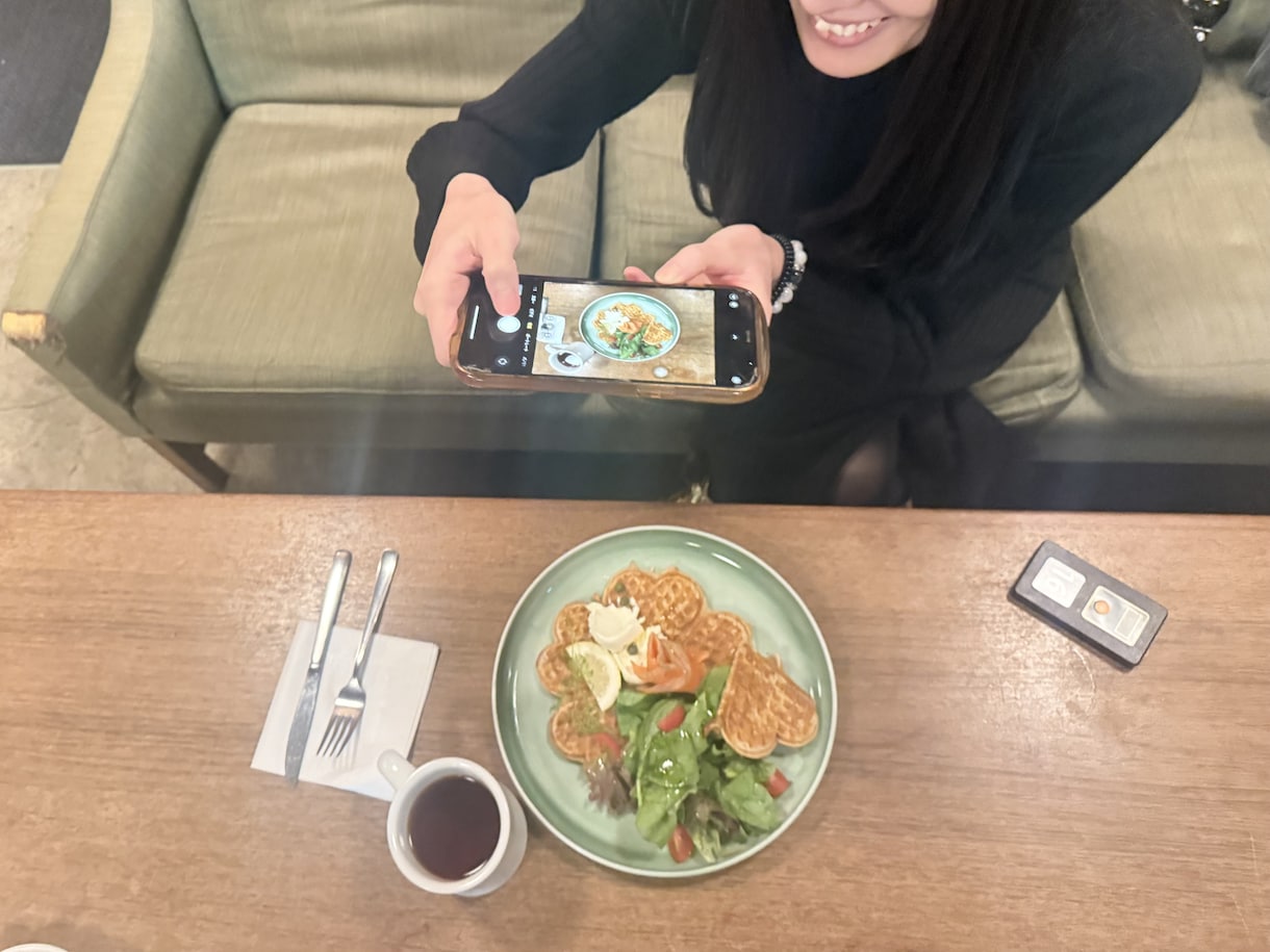プロがカフェ姿やコーデ他撮⭐︎スマホで撮影します 自然な簡易レタッチ付♪おじさんカメラマンには頼めない撮影！笑 イメージ9