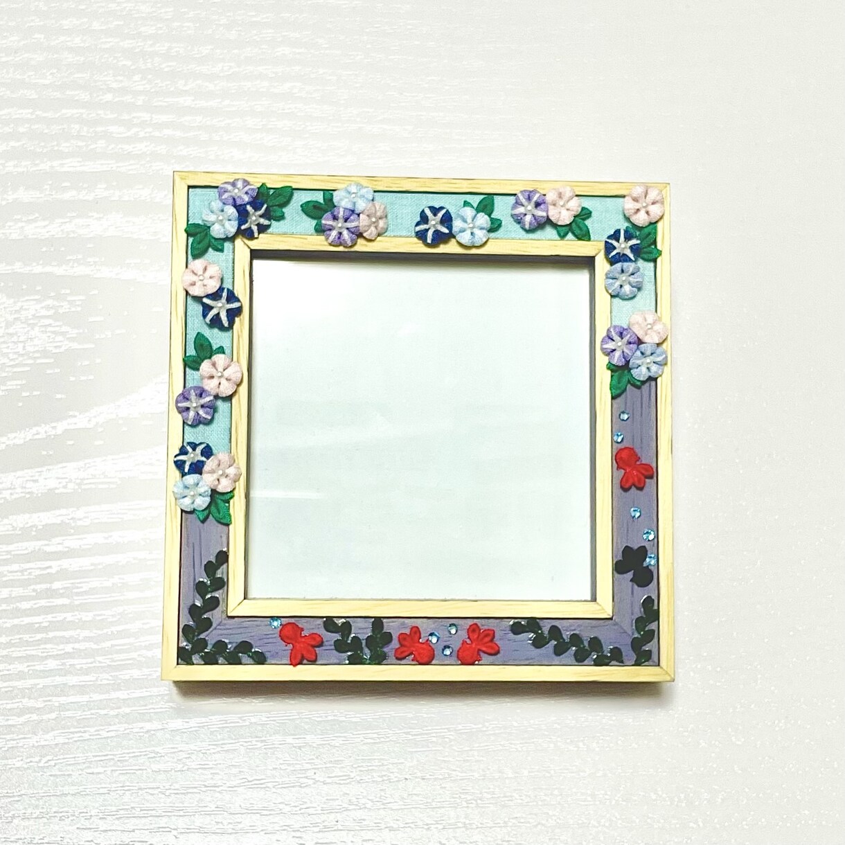 つまみ細工でお好みの写真立て作ります 季節の花やカラフルな色合いなど、ご要望に合わせてお作りします イメージ7