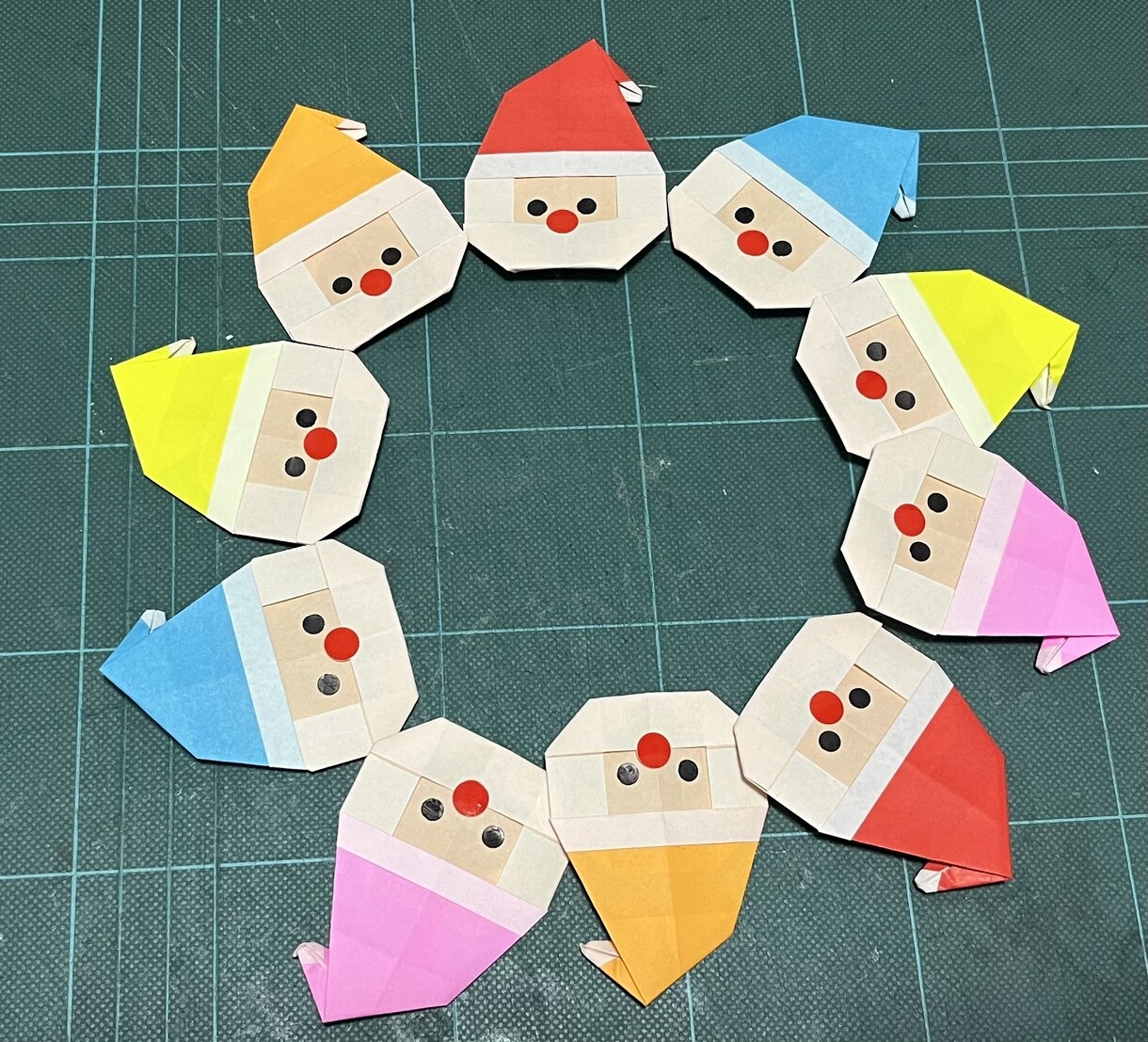 クリスマスに向けて壁面飾りや折り紙飾りを代行します 元保育士です。施設や場所に応じてお作りします！ イメージ1