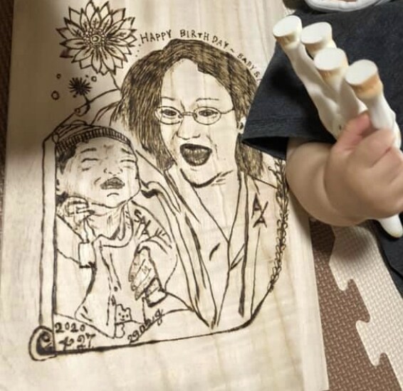 メモリアル品！お子様から祖父母まで記念品作ります 素敵な瞬間や思い出の一枚を木板に焼いて描きます！ イメージ3