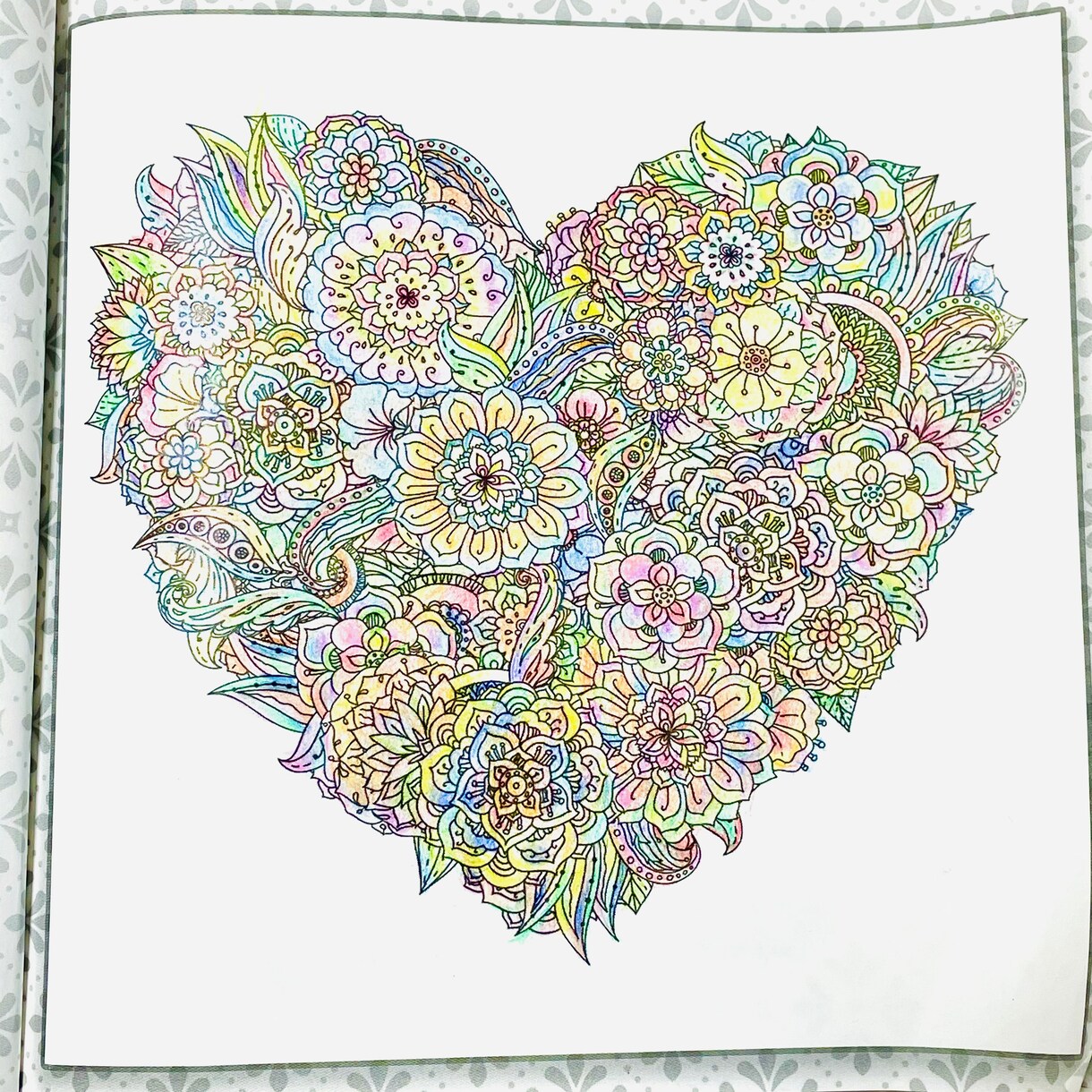 指定の線画に色鉛筆で彩色します 美大卒のアーティストが色塗りします！繊細で優しい色使いです。 イメージ5
