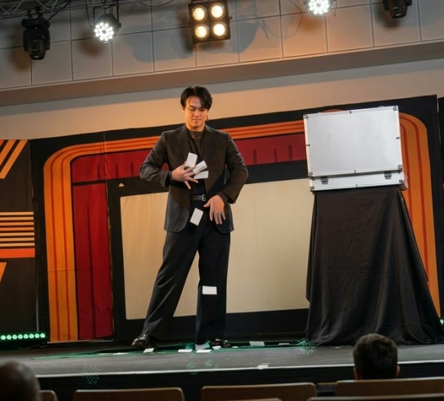 数十名～数百名規模　プロマジシャンが盛り上げます 周年パーティーや大規模イベントを圧巻のステージで熱狂させます イメージ2