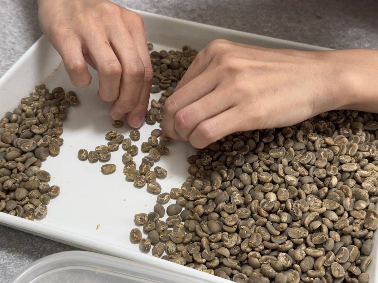 コーヒーの美味しさは豆選びからはじめます 生豆の選別が、驚くほど味を変化させます イメージ1