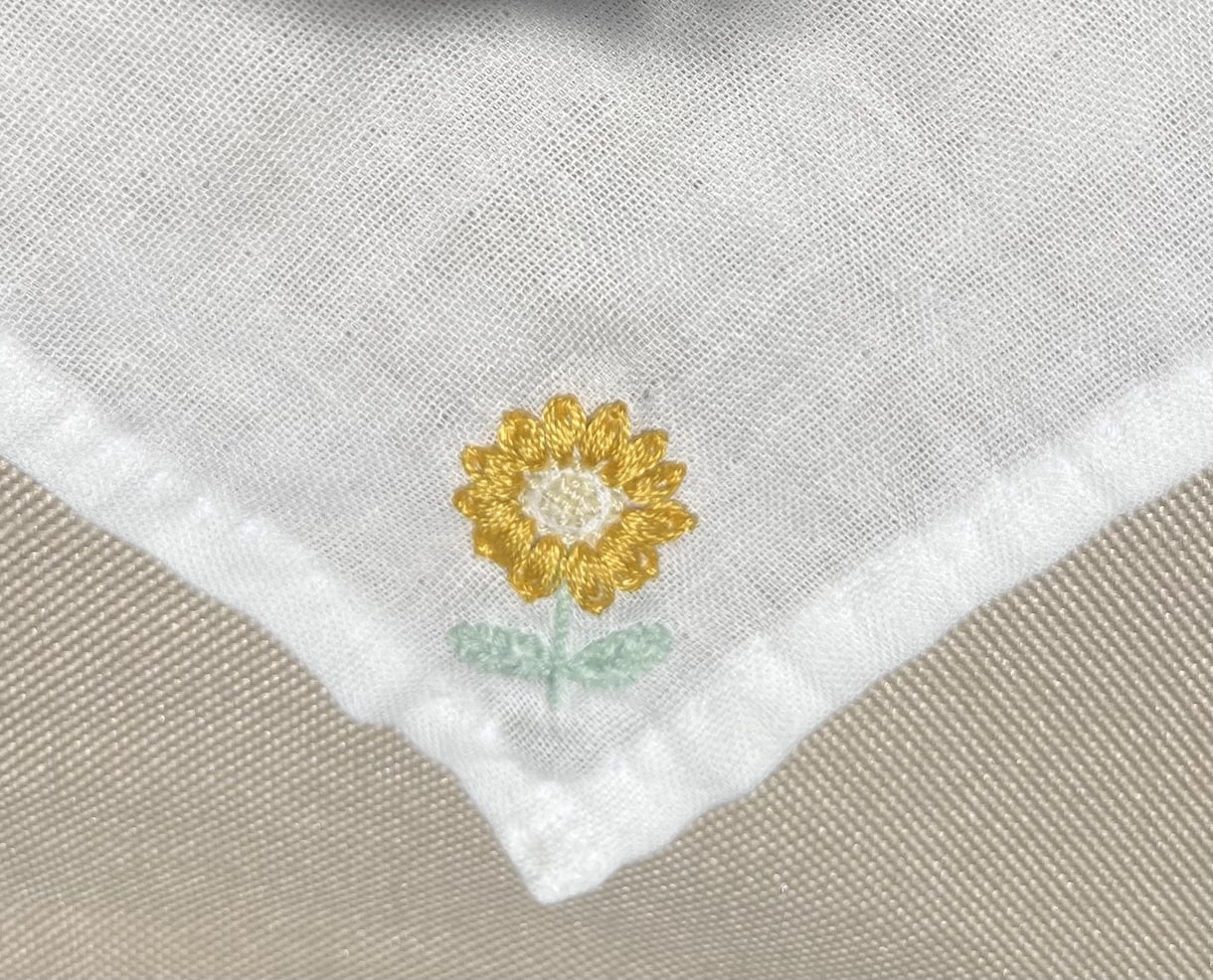 手作りの刺繍します ハンカチにお花や小物の刺繍します。長く愛されるお守りに。 イメージ6