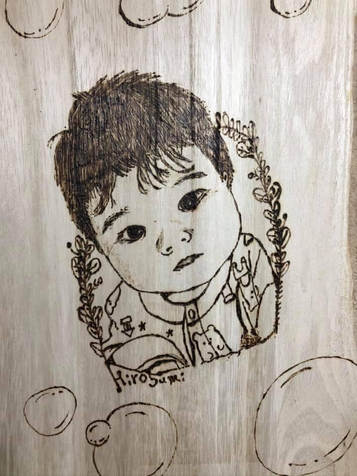 メモリアル品！お子様から祖父母まで記念品作ります 素敵な瞬間や思い出の一枚を木板に焼いて描きます！ イメージ1