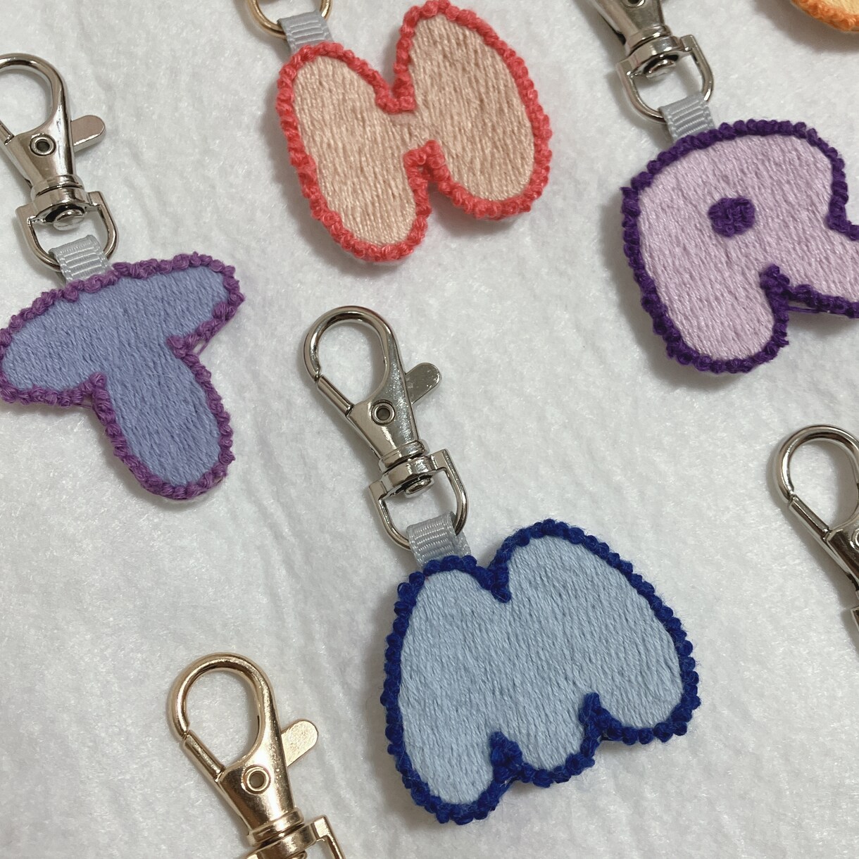 手刺繍イニシャルキーホルダー作成します 2Dネイル風のデザインのイニシャルキーホルダーです イメージ2