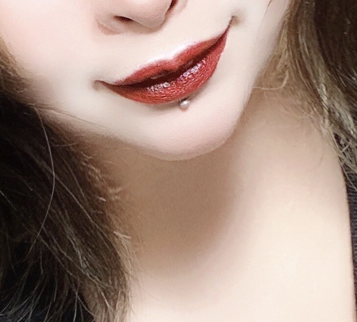 リップモデルやります ピアスがあるので個性的です外して跡が分からないようにも可能 イメージ1