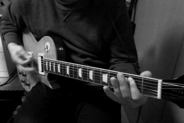 実物のエレキギターを演奏してロックな楽曲を作ります あなたをロックシンガーへとイメージチェンジするサービスです イメージ2