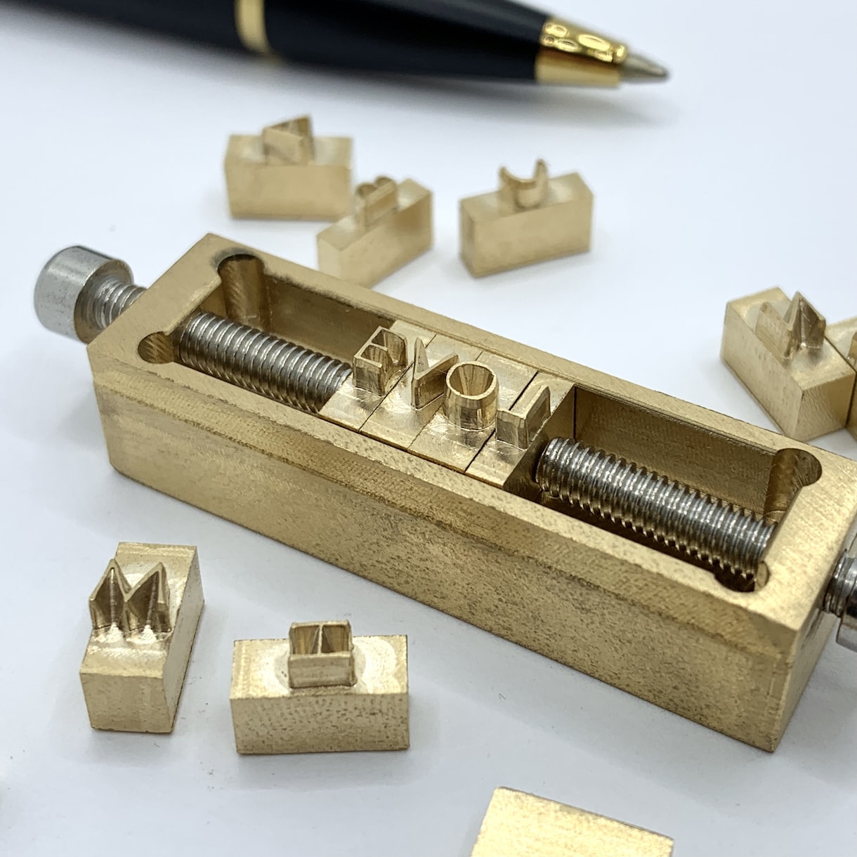 フォント指定自由！アルファベット刻印を製作致します お好きなフォント、お好きなサイズで製作承ります。 イメージ3