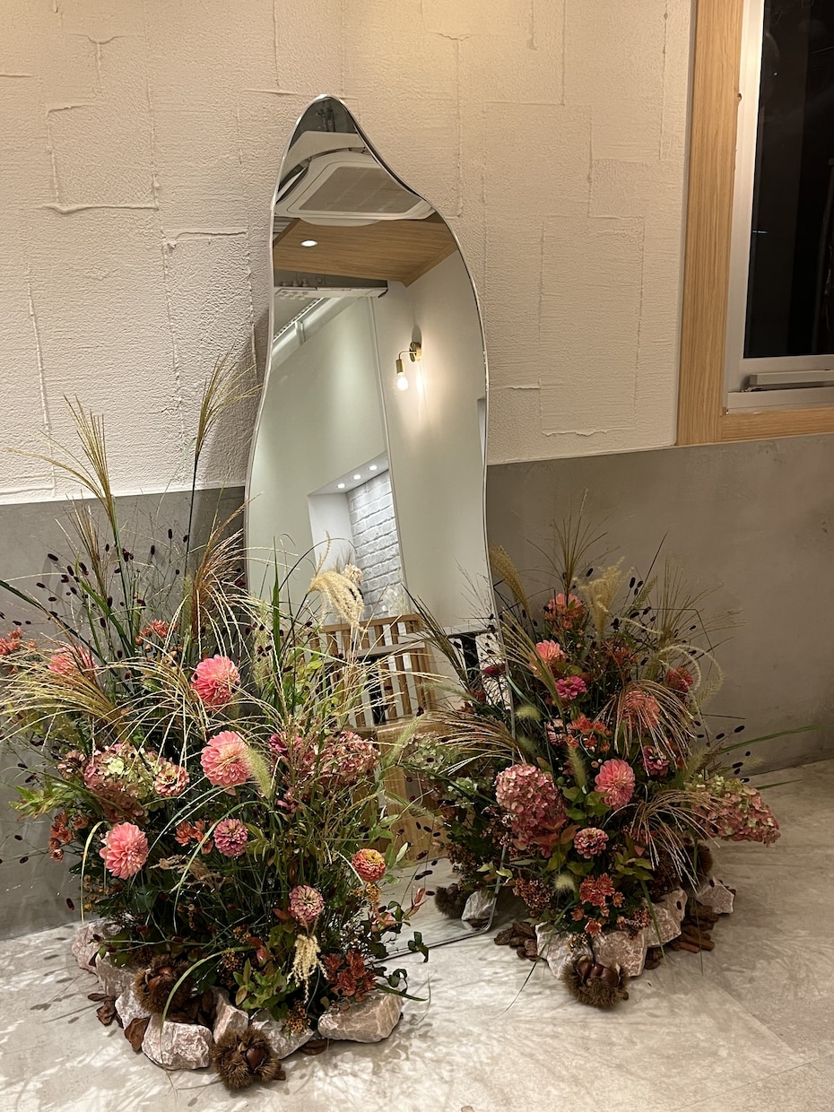 お花でイベントやWD撮影用の空間装飾を制作します 生花を使用しイメージに合わせた空間装飾をおつくりいたします。 イメージ1
