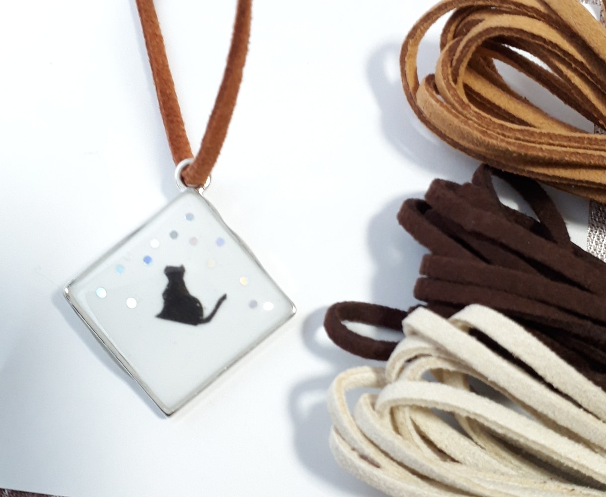 冬のレジンアクセサリーを販売します 透き通る美しさをもつレジンアクセサリーに黒猫を添えました。 イメージ4