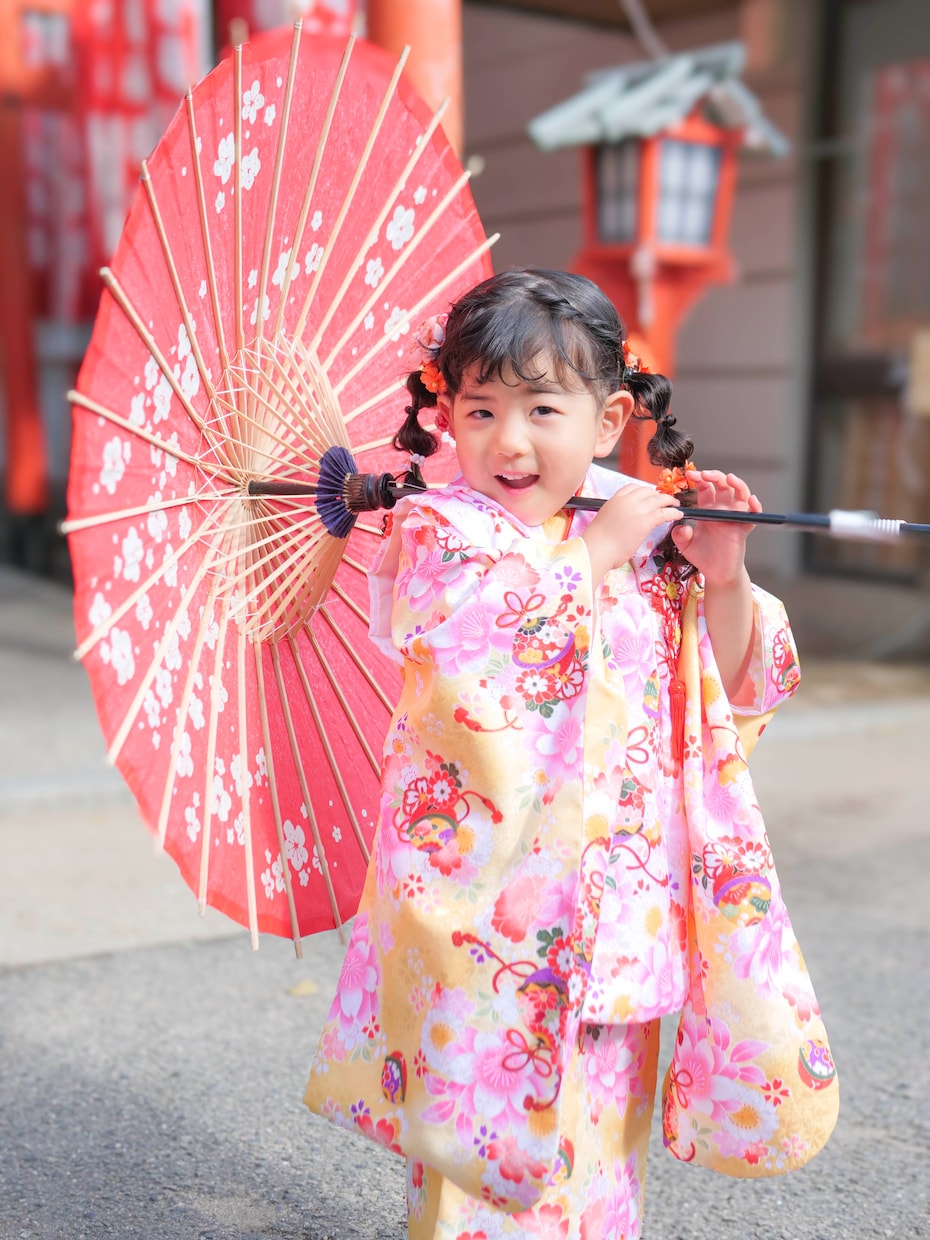 日常を切りとったような自然な笑顔をお撮り致します 関西エリア　女性カメラマン【小物レンタル無料】 和傘、紙風船 イメージ1