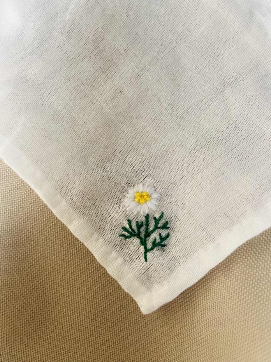 手作りの刺繍します ハンカチにお花や小物の刺繍します。長く愛されるお守りに。 イメージ7