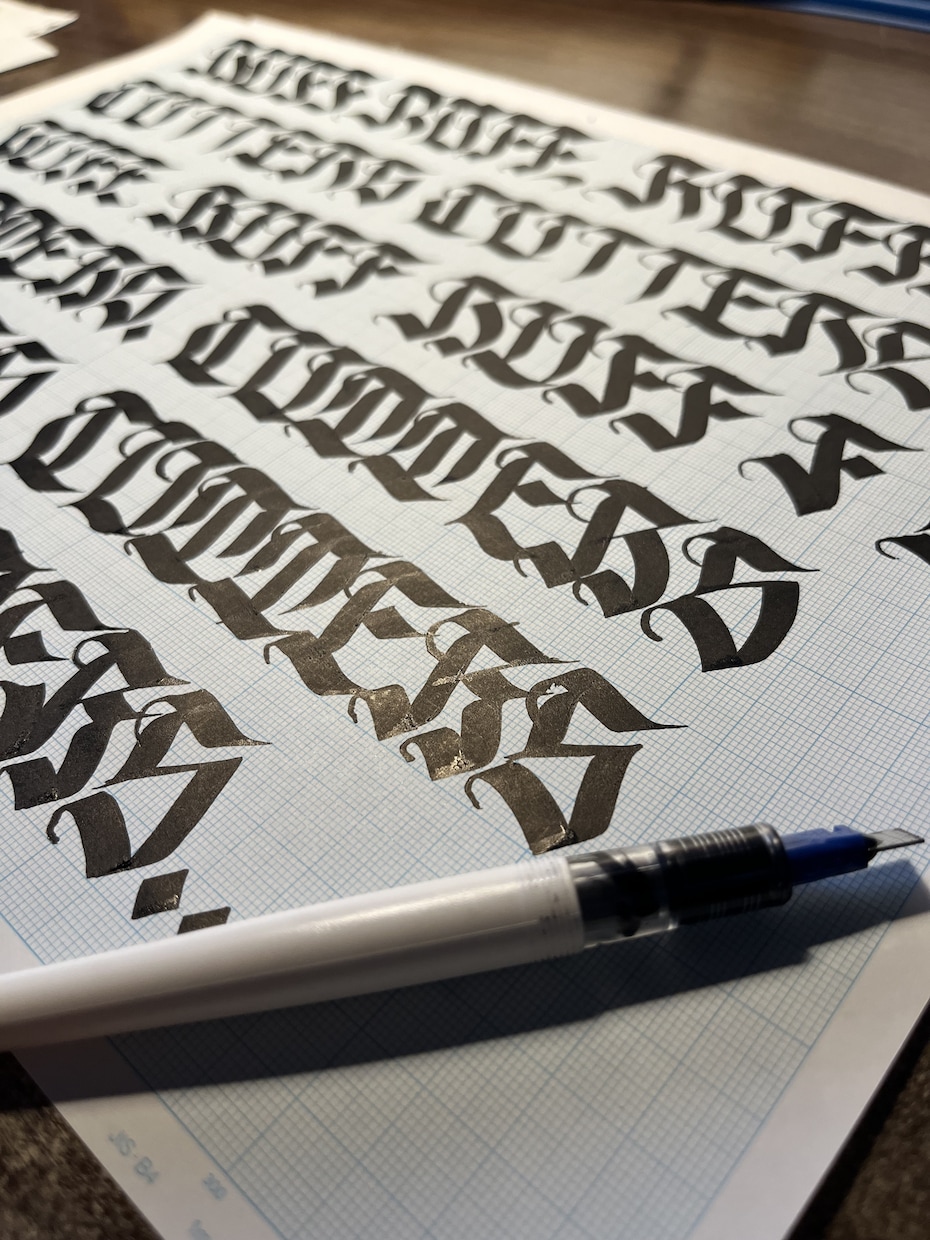 どんな文字でもカッコよくデザインします ブラックレター体をベースに重厚感のある文字を描きます！ イメージ1