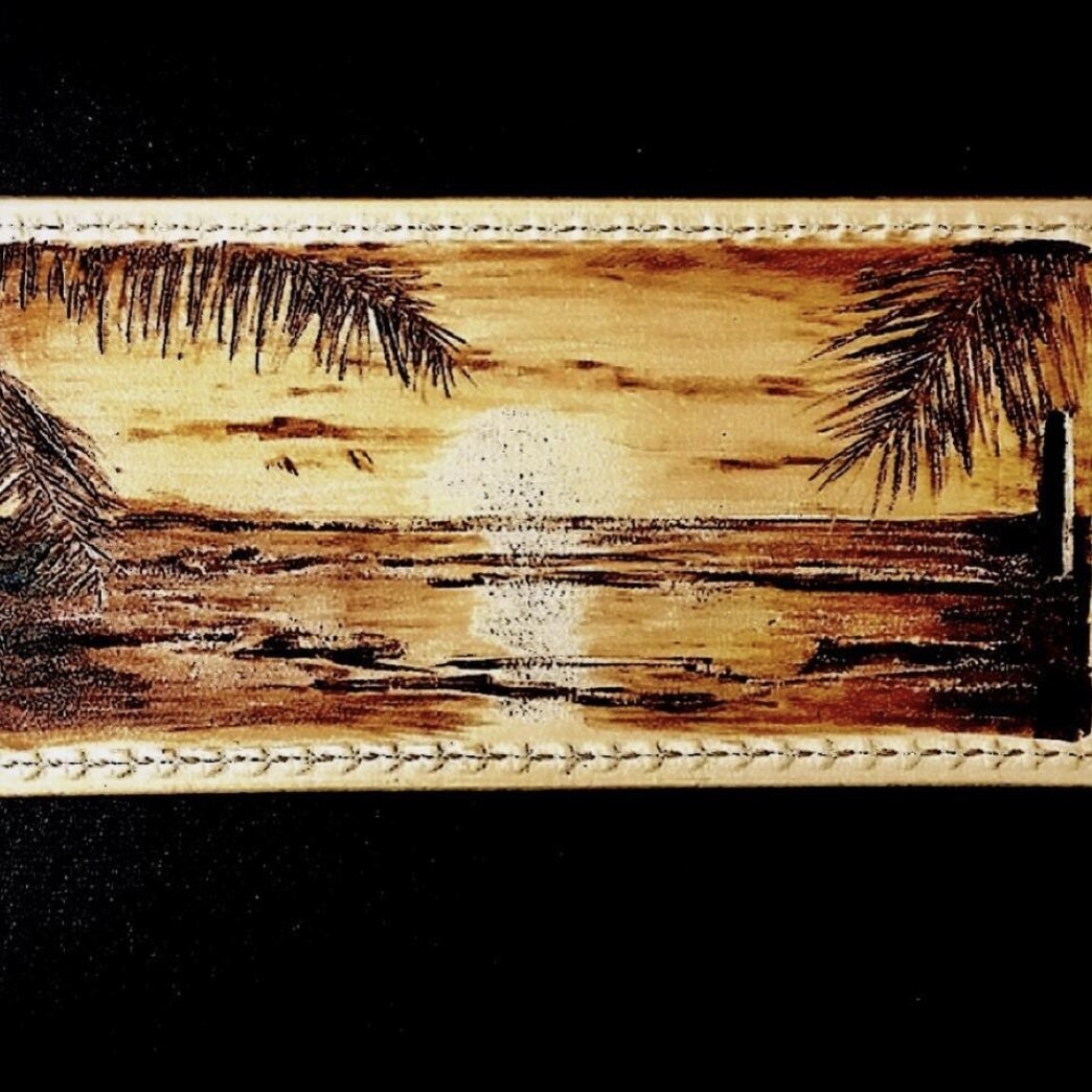 牛革に電熱ペンで海の絵描きます 牛革に電熱ペンで焼き付けてセピアの陰影で絵を描きます。 イメージ4