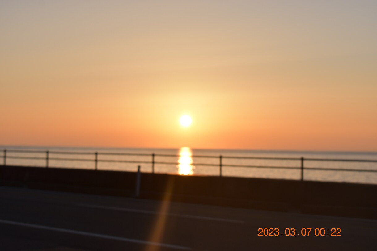 心を癒します 沈む夕日の写真です。　疲れた時に見ると心が落ち着きます イメージ1