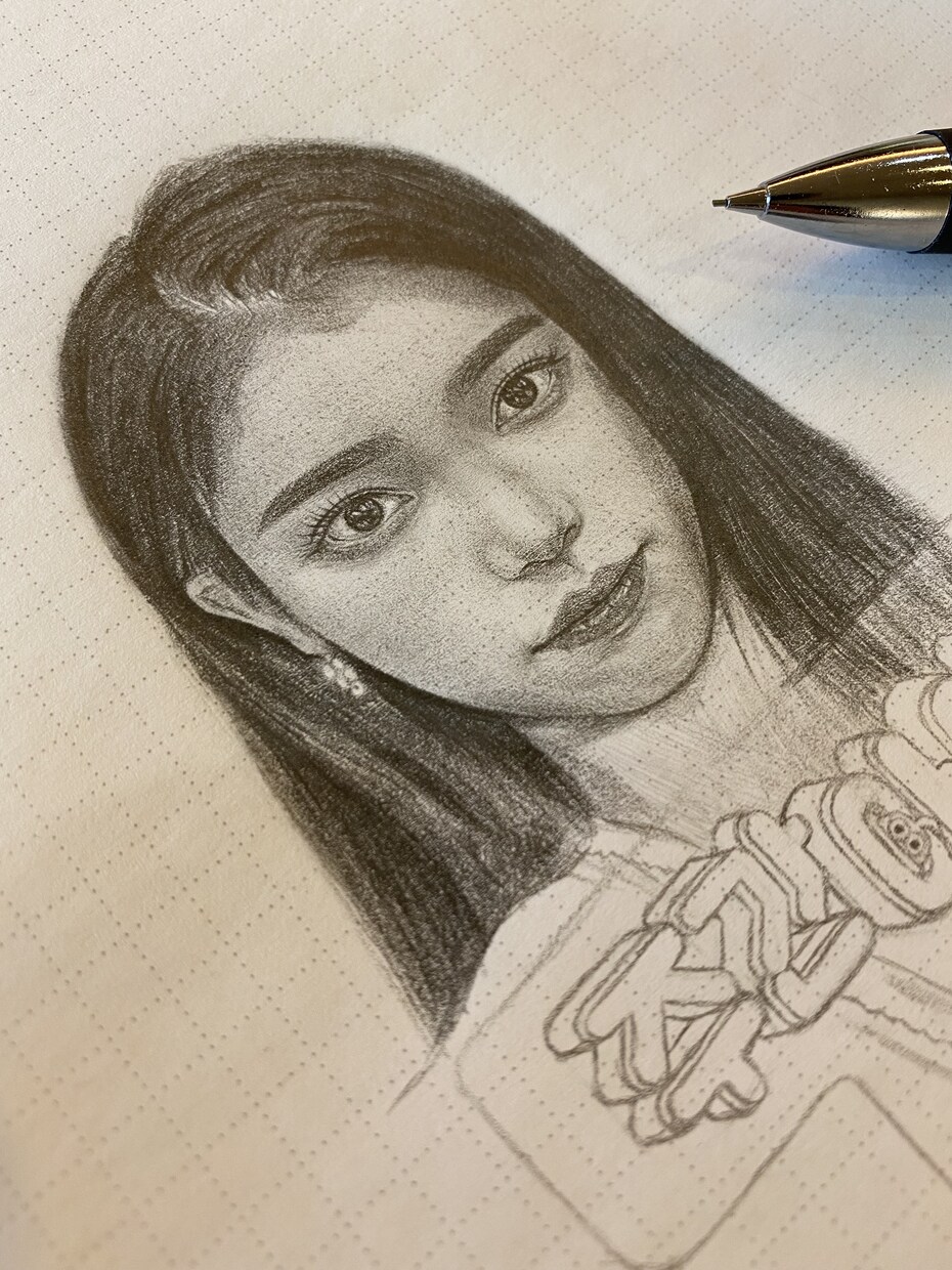 K-POPアイドルなどの似顔絵描きます 基本的にはモノクロの作品となります。(鉛筆画) イメージ3