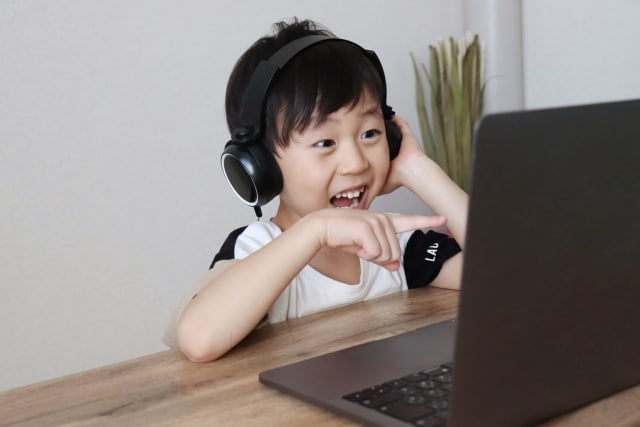 オンラインでお子さまを預かります ご自宅のPCを通して、保育士が学びに繋がる遊びをご提供！ イメージ2