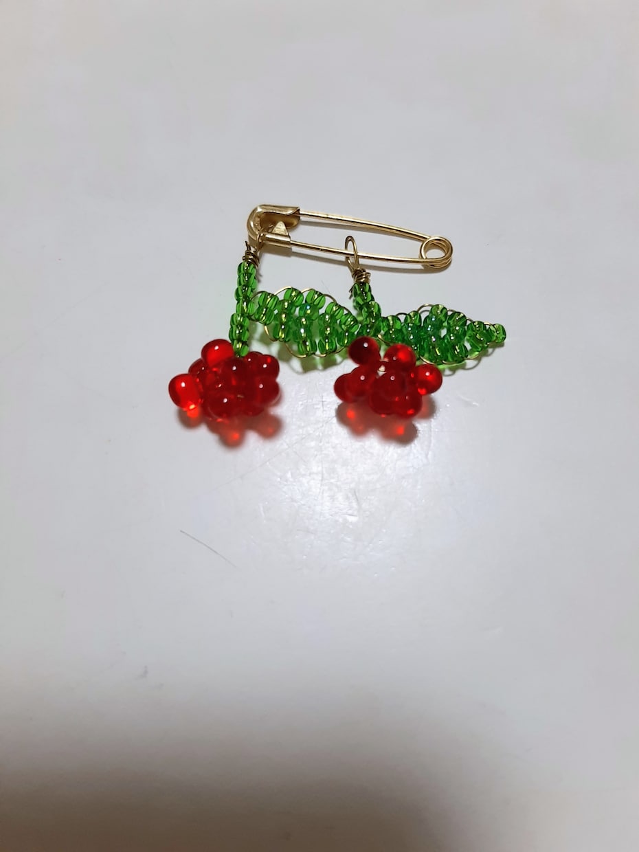 ビーズ手芸のアクセサリーを販売します ブローチ2つとイヤリング4つです。 イメージ3