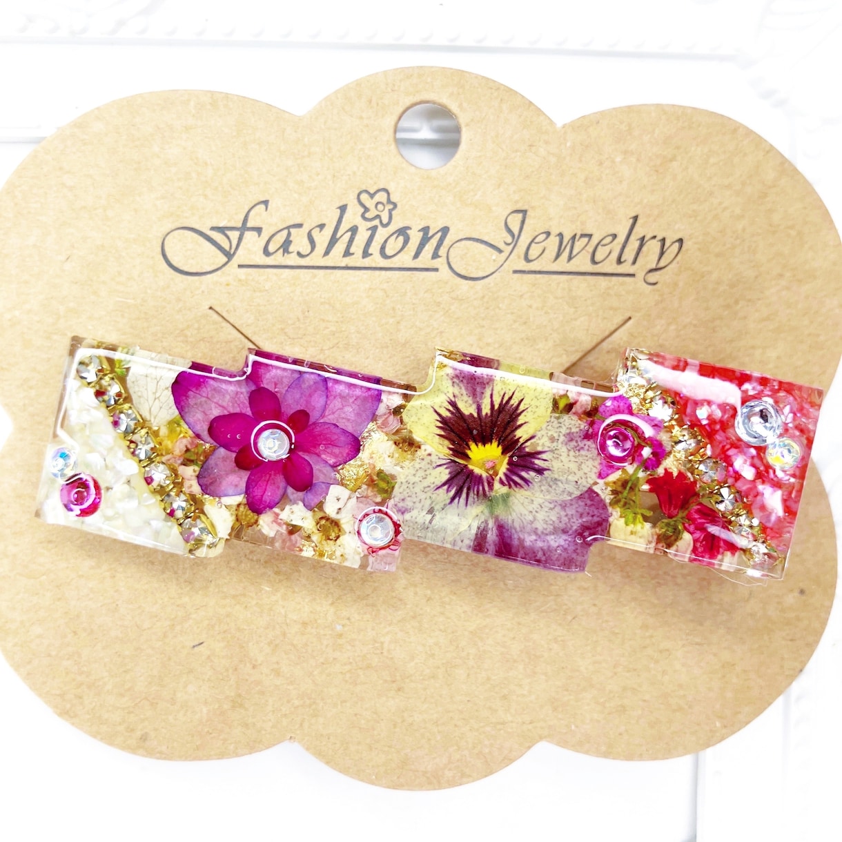 お花を使ったハンドメイドアクセサリーを作ります 本物の押し花にしてアクセサリーを作ります。 イメージ7