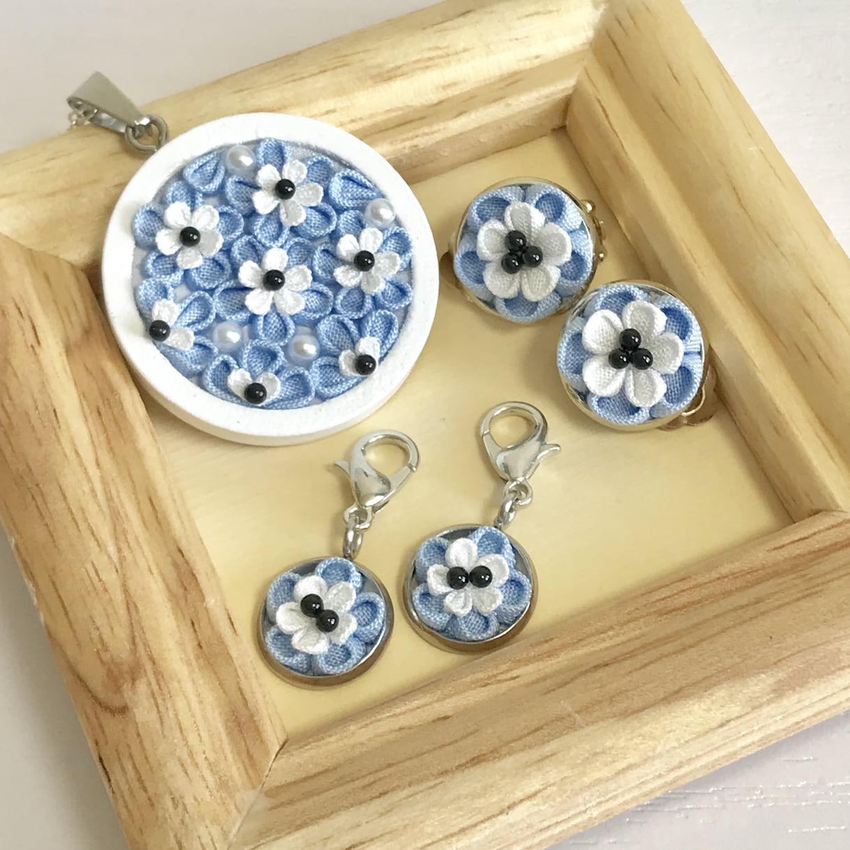 つまみ細工でアクセサリーなどの小物をお作りします ハンドメイドでピアス イヤリング ネックレス キーホルダー等 イメージ6