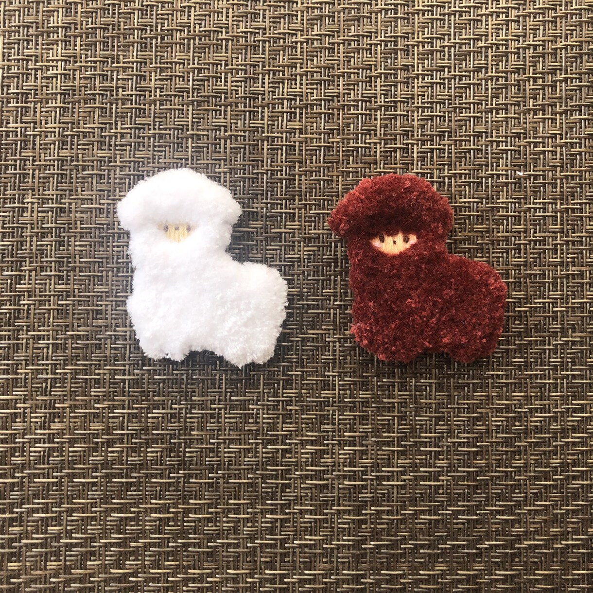 オリジナル刺繍ストラップorブローチ制作します ふわもこ素材の可愛い刺繍！イベント出展作家が制作！ イメージ4