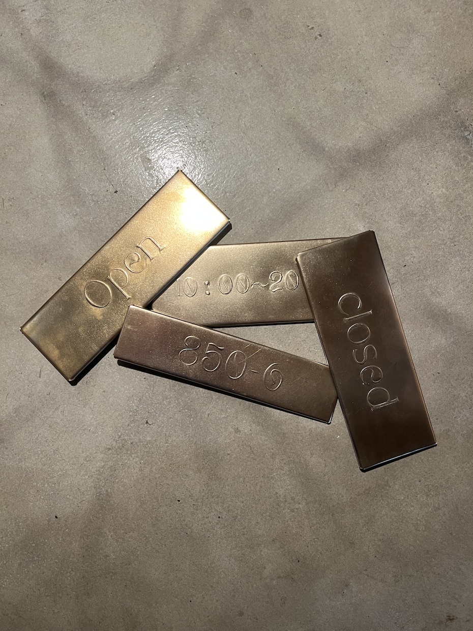 看板制作。ご予算に応じて看板制作致します レーザーで削る他社製品とは一線を画す「一枚板エンボス加工」 イメージ1