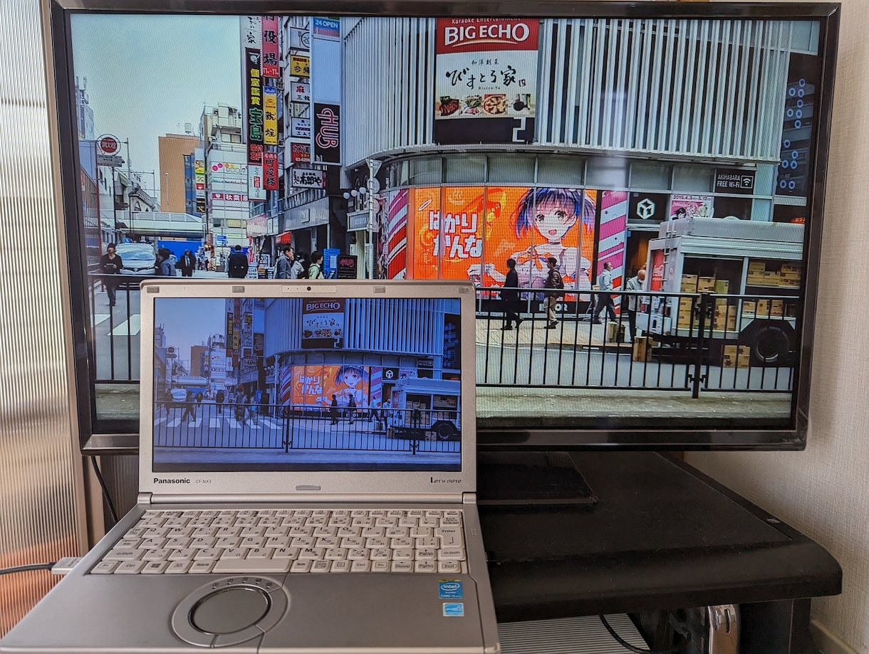 お手持ちのノートPCでデジタルサイネージを作ります 実は専用機材を購入しなくてもサイネージは作れるんです。 イメージ1