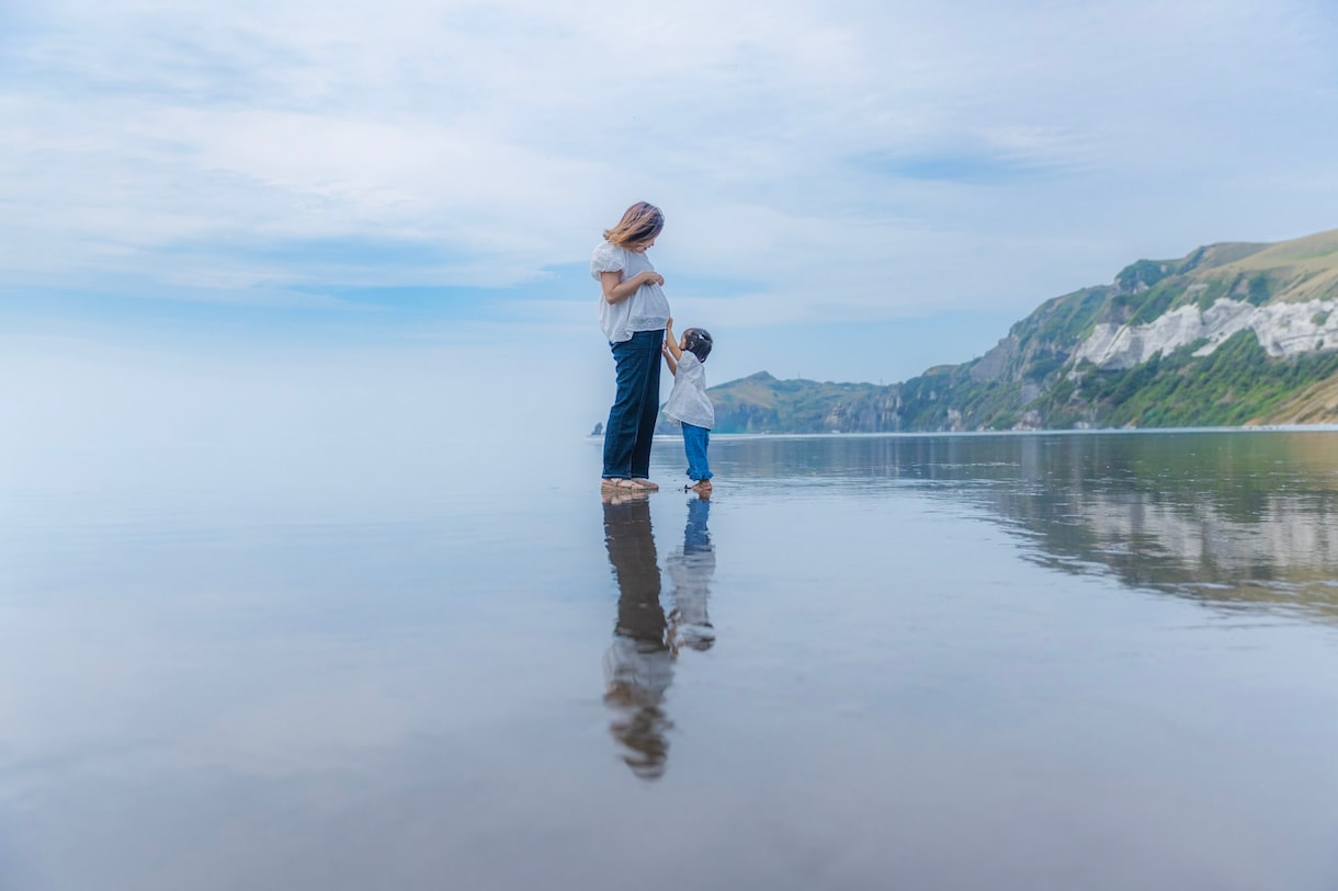 イタンキ浜の鏡の海で撮影します 砂浜に空が映り込む鏡の海で思い出の写真を。 イメージ4