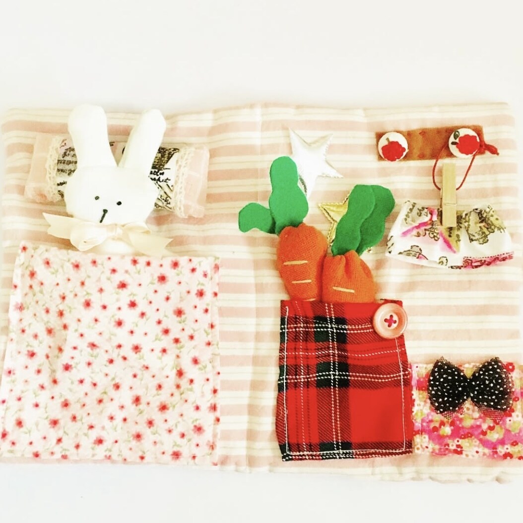 可愛いぬいぐるみが住んでいる布絵本をつくります ぬいぐるみが住むパッチワーク風の絵本型で可愛いおうちです♡ イメージ1