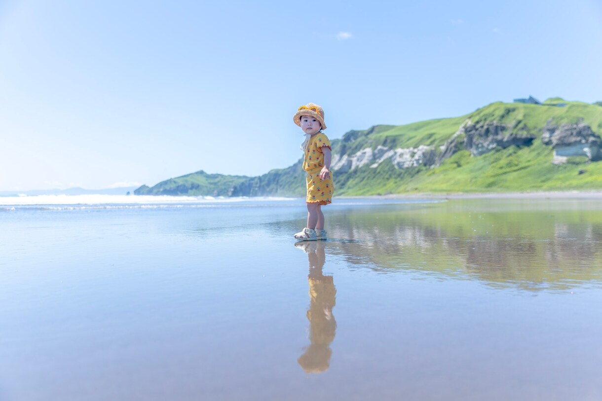 イタンキ浜の鏡の海で撮影します 砂浜に空が映り込む鏡の海で思い出の写真を。 イメージ6