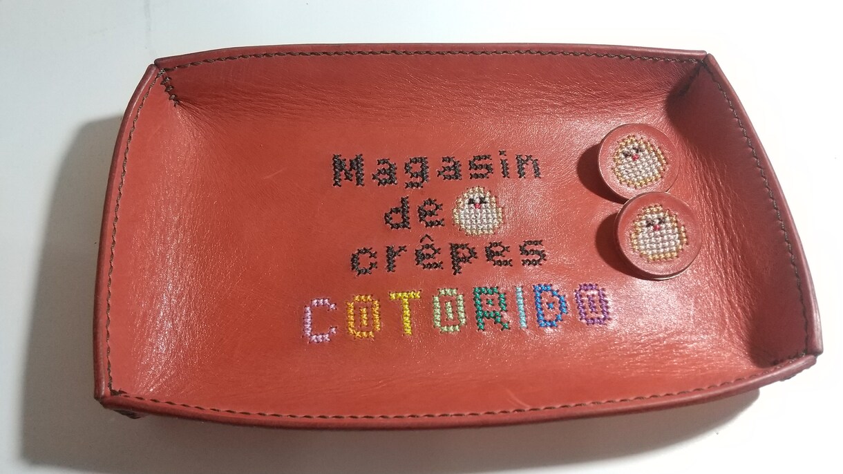 革にクロスステッチ刺繍を入れたトレイの製作をします 名前やロゴ等をクロスステッチ刺繍で入れます イメージ1