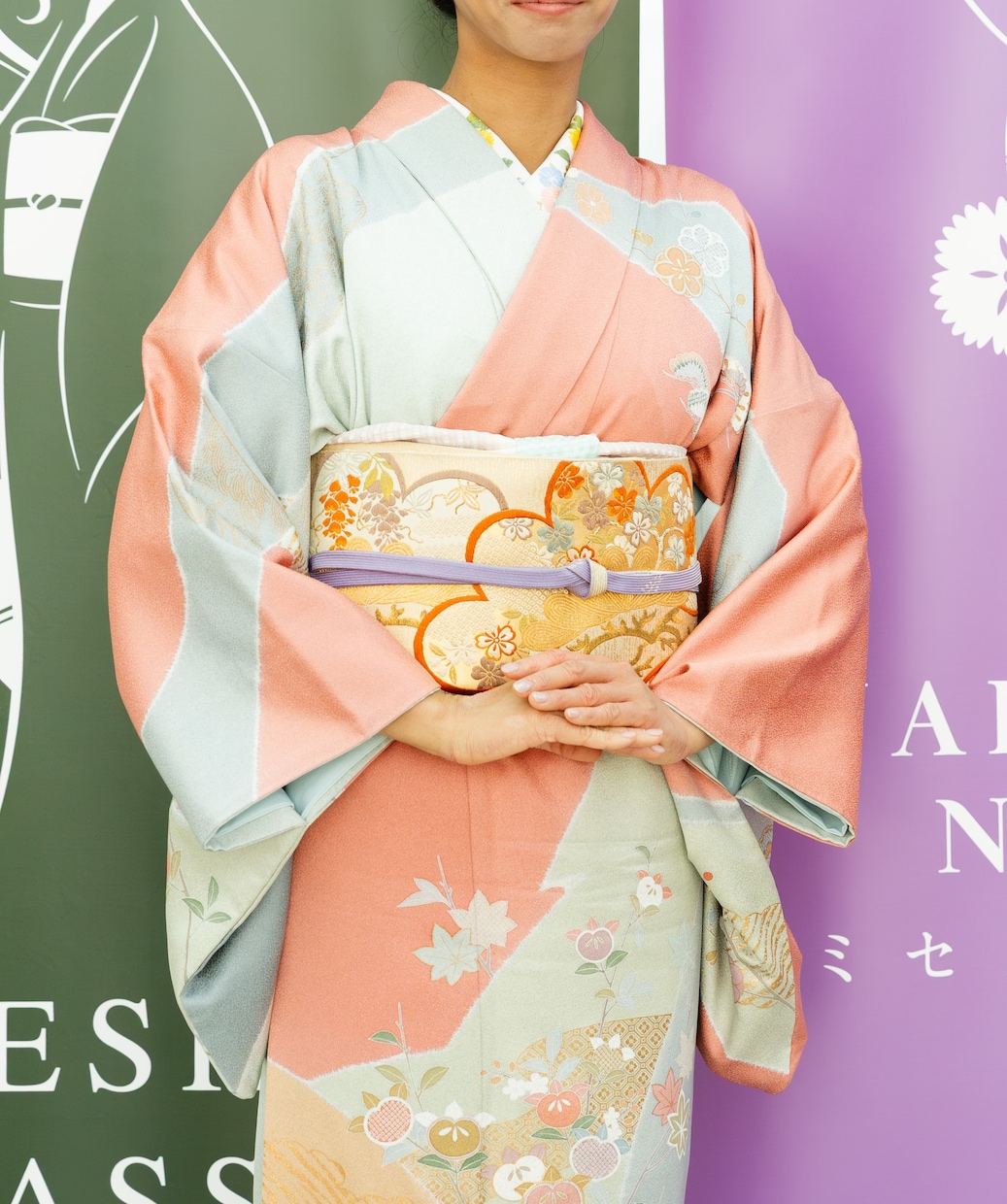 日常に寄り添う手描き友禅染の半襟を仕立てます 友禅染の職人が、一枚一枚染めます。 イメージ2
