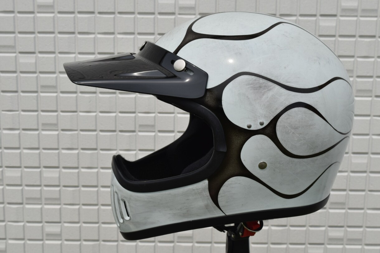 ヘルメットのカスタムペイントオーダー承ります プロの塗装屋がバイクに合ったヘルメットを作ります。 イメージ8