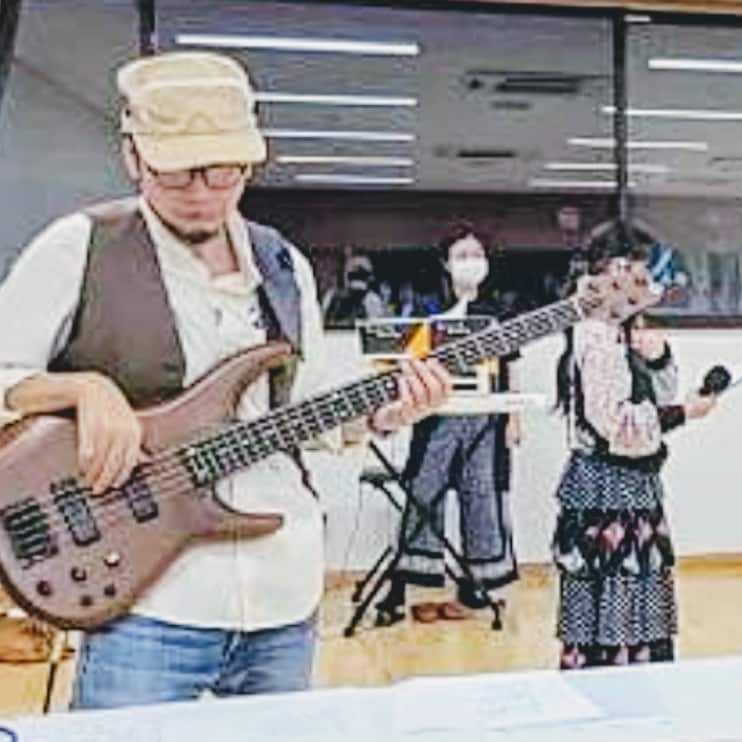 エレキベース、詩的でシンプルな音を。ともに考えます 指弾きも、やわらかい音色も。あなたの物語に寄り添うベース。 イメージ5
