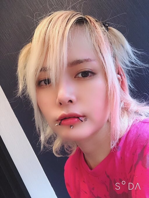 愚痴ききます 顔面ピアス＆派手髪にしか言えない愚痴だってあるかもしれない イメージ3
