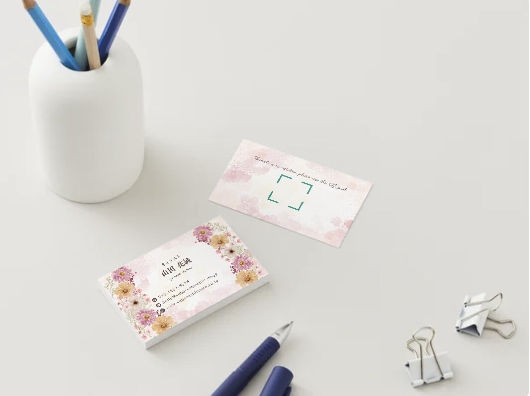 華やかな雰囲気の名刺作成承ります ピンク色のお花がパッと目を引くデザインです イメージ6