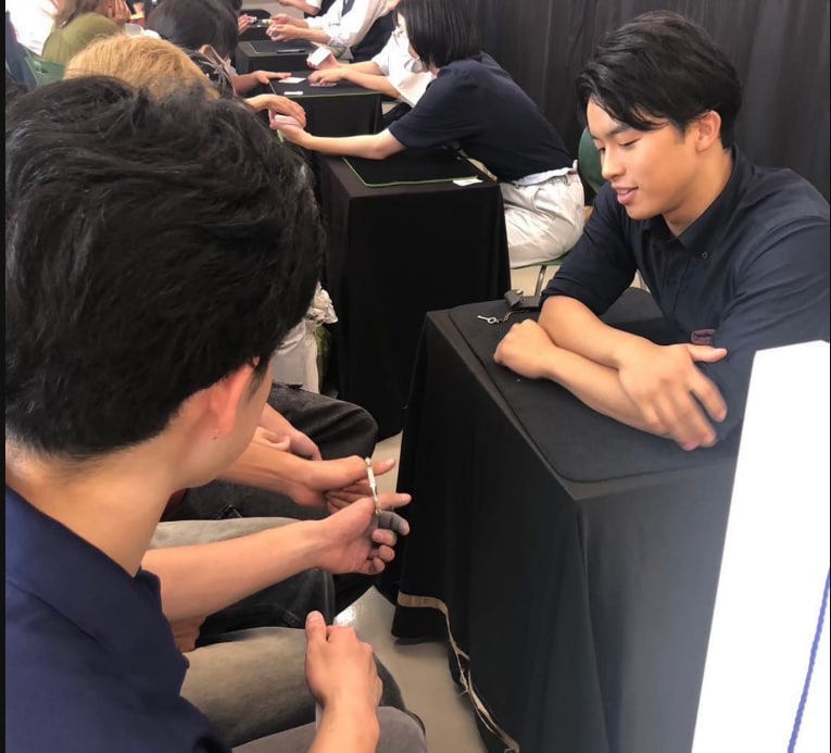 1～20名様　プロマジシャンが盛り上げます 会食やVIP接待、プライベートな宴席など、少人数での場で イメージ4
