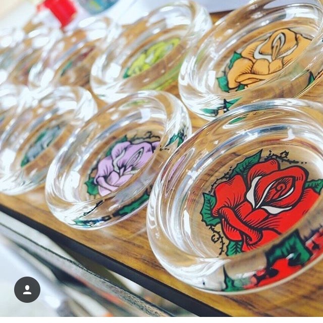 店舗にオススメ！手描きガラス灰皿製作します 灰皿として店舗の広告やインテリアに自由にお使い下さい。 イメージ2