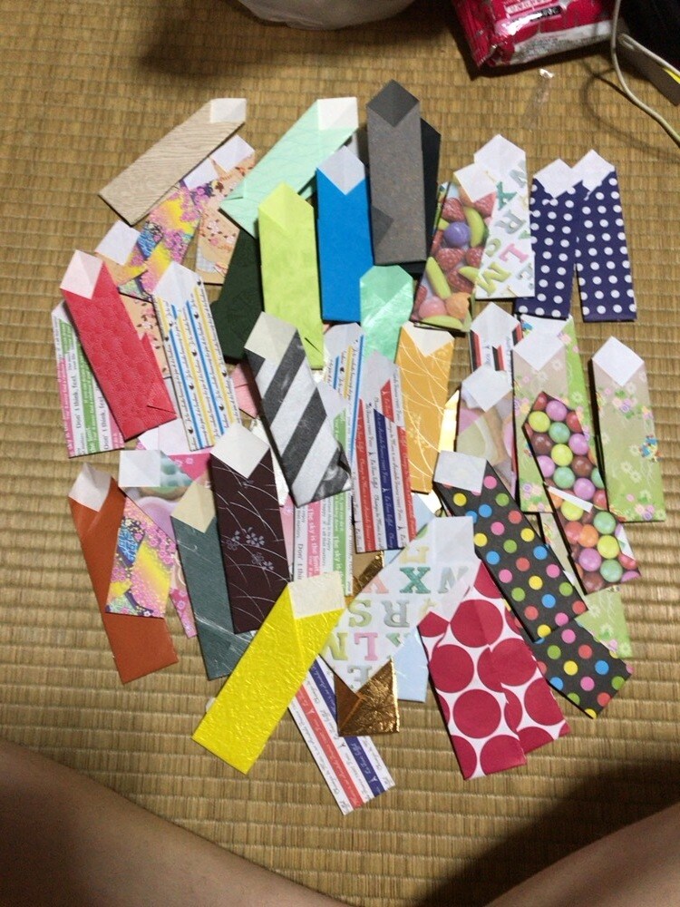 折り紙でお箸袋を作ってます お正月などのシーンで使いたい方にオススメです イメージ1