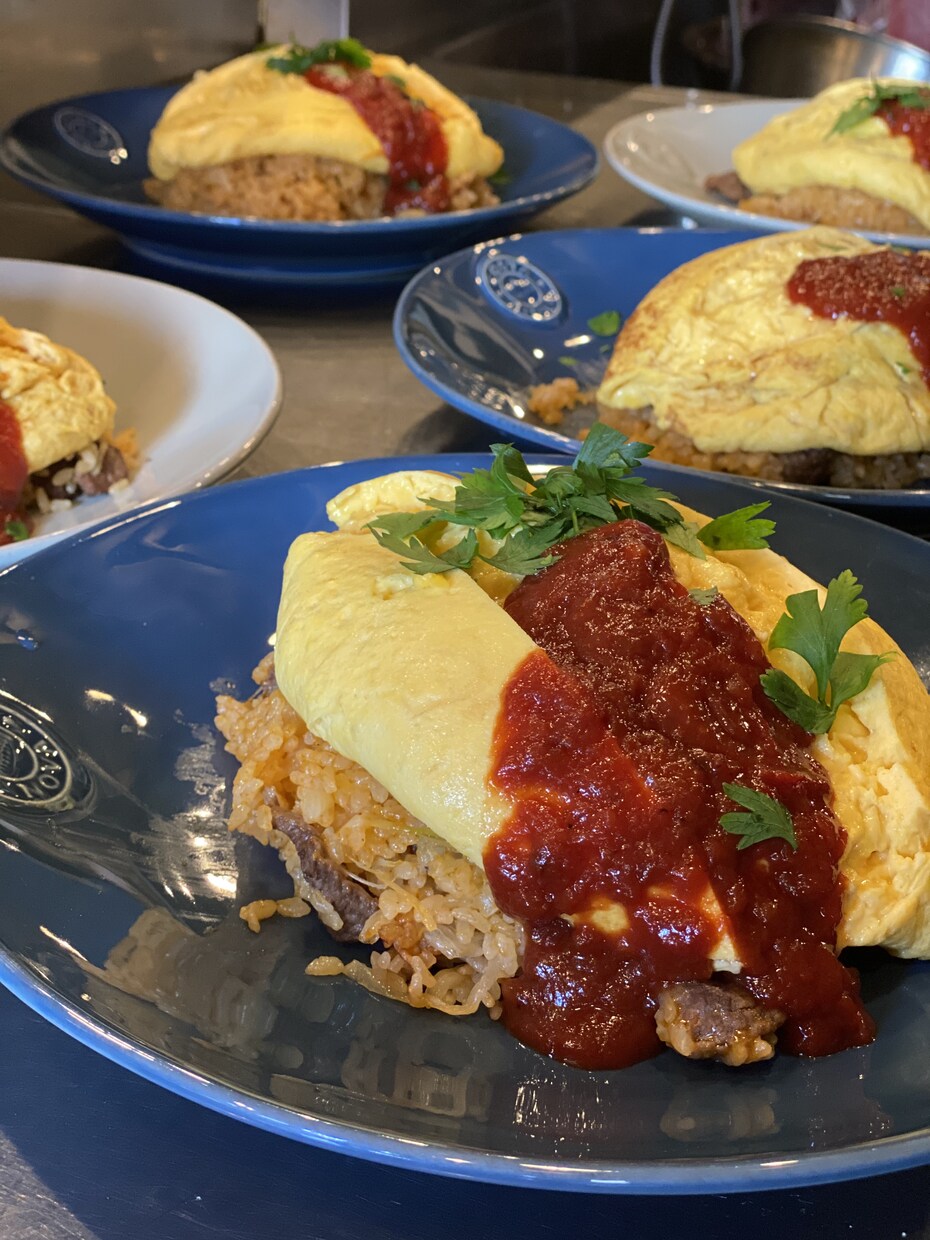 炊飯器で作る簡単オムライス　　激うます 料理人の炊飯器で失敗なしの賄いチキンライスレシピです♪ イメージ1