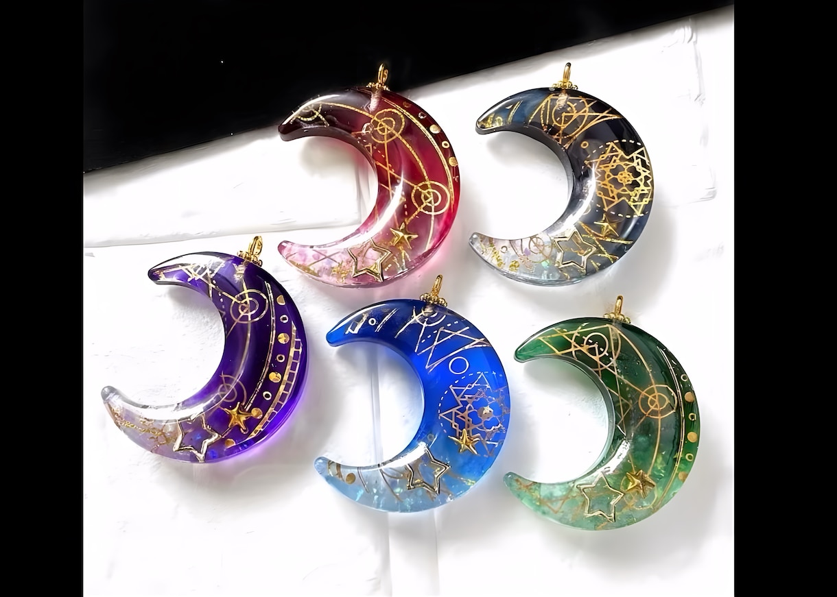水晶を封入した宝石色に輝く魔法の三日月を作ります 選べる5色■ レジンネックレス■キーホルダー イメージ1
