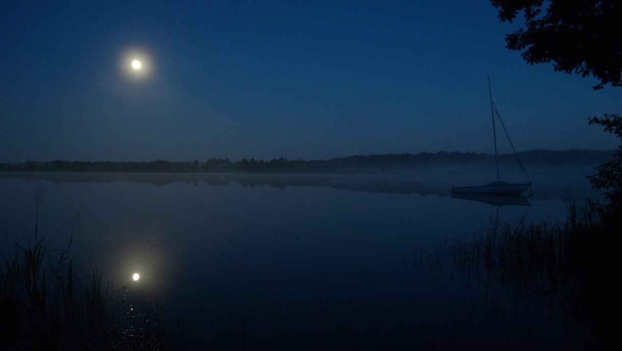 びわ湖から生まれたお守りブレスレットをお届けします 夜のびわ湖の景色から生まれた、心が静かになるお守りです。 イメージ3