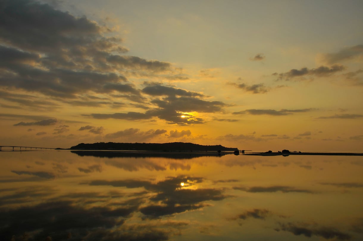 沖縄の風景写真を提供いたしますます 穏やかな朝焼けと美しいサンセットビーチ イメージ1