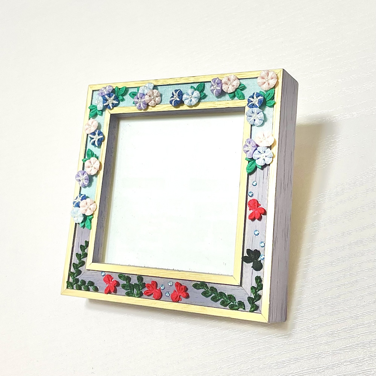 つまみ細工でお好みの写真立て作ります 季節の花やカラフルな色合いなど、ご要望に合わせてお作りします イメージ6