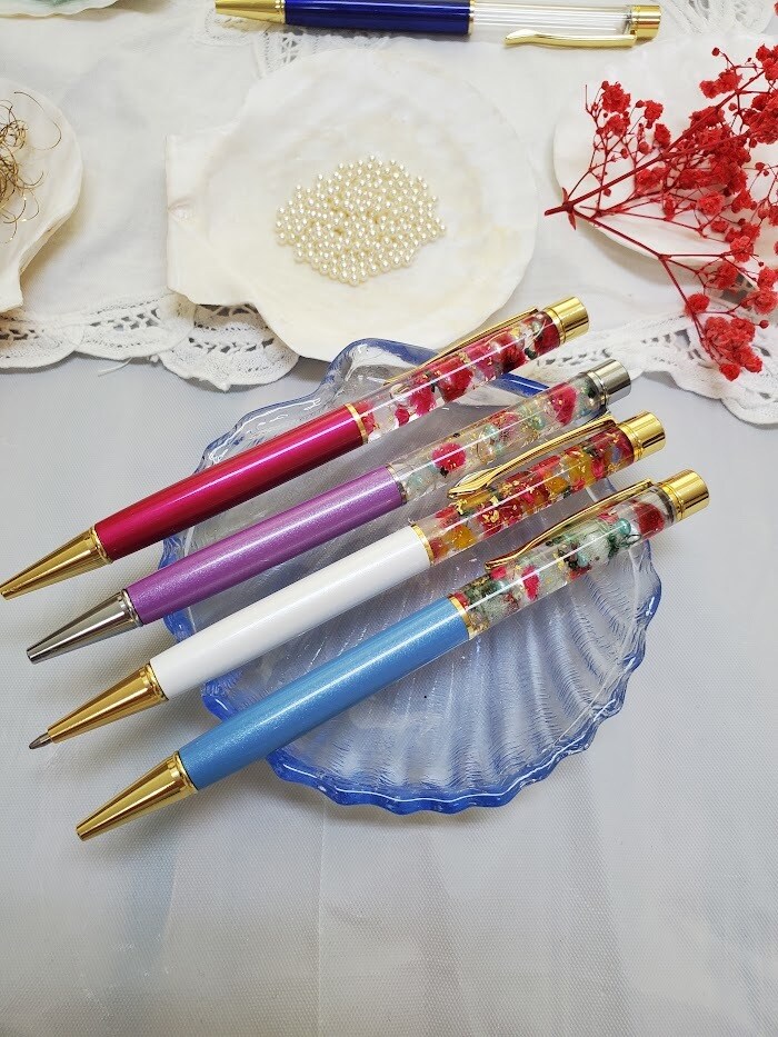 貴方だけのハーバリウムボールペンを作成します パールビーズ、花びら、金粉、水晶などを使用します。 イメージ4