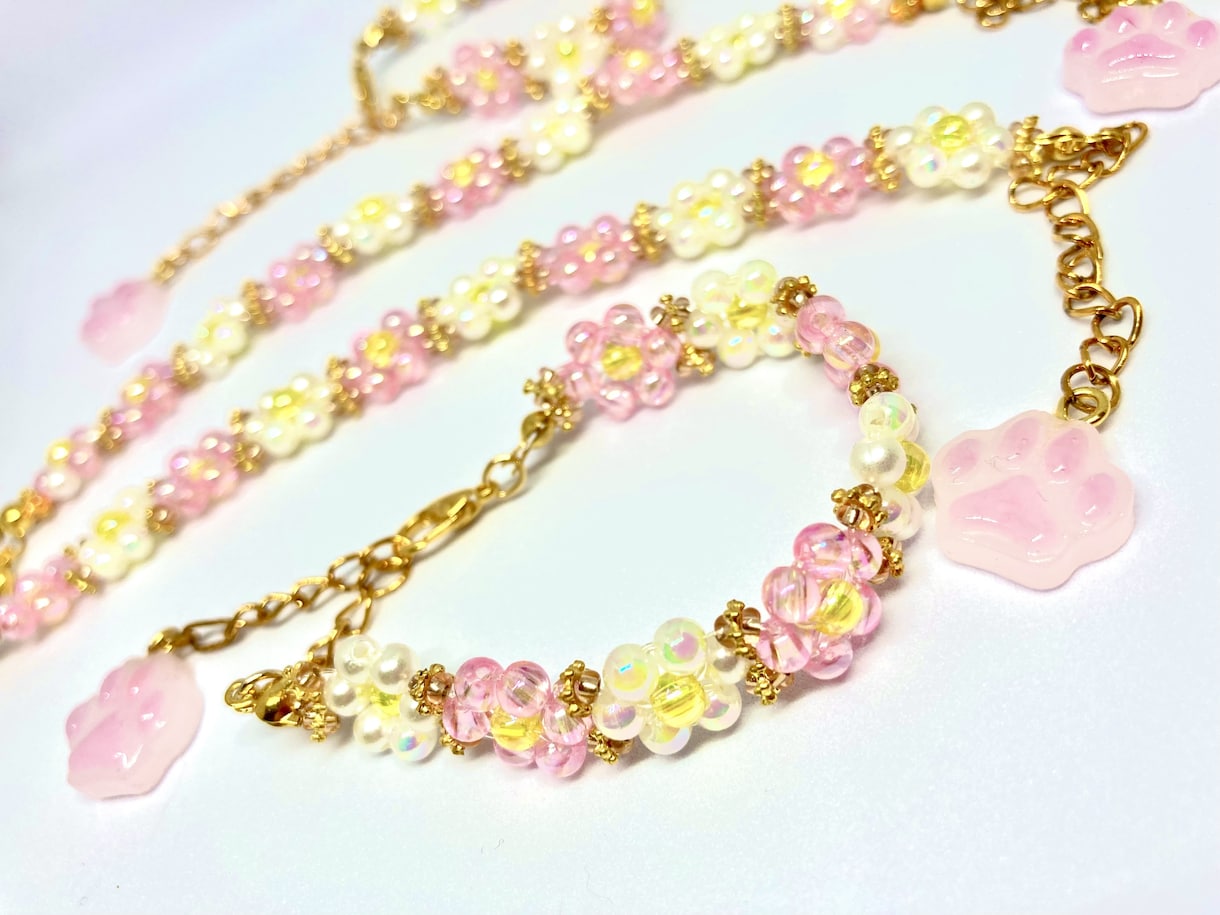 可愛いお花のブレスレッドを制作します ハンドメイドなので唯一無二のお揃いのブレスレットができます♪ イメージ1